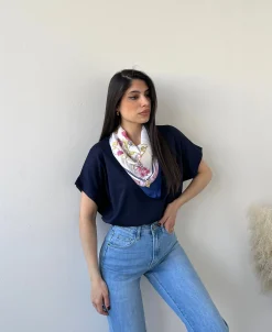 Blusa con foulard blu