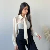 Camicia con cravatta beige