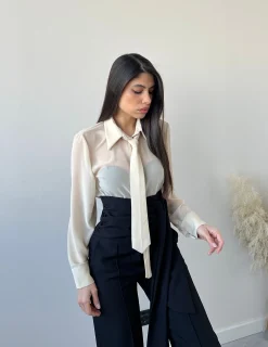 Camicia con cravatta beige