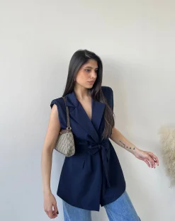 Giacca smanicata con cintura blu