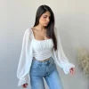 Top con coppe a manica a sbuffo bianco