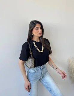 T-shirt con collana nera