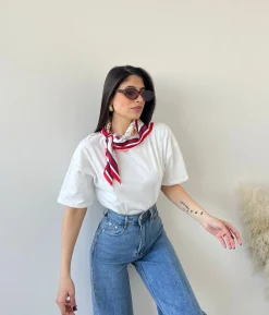 T-shirt con foulard